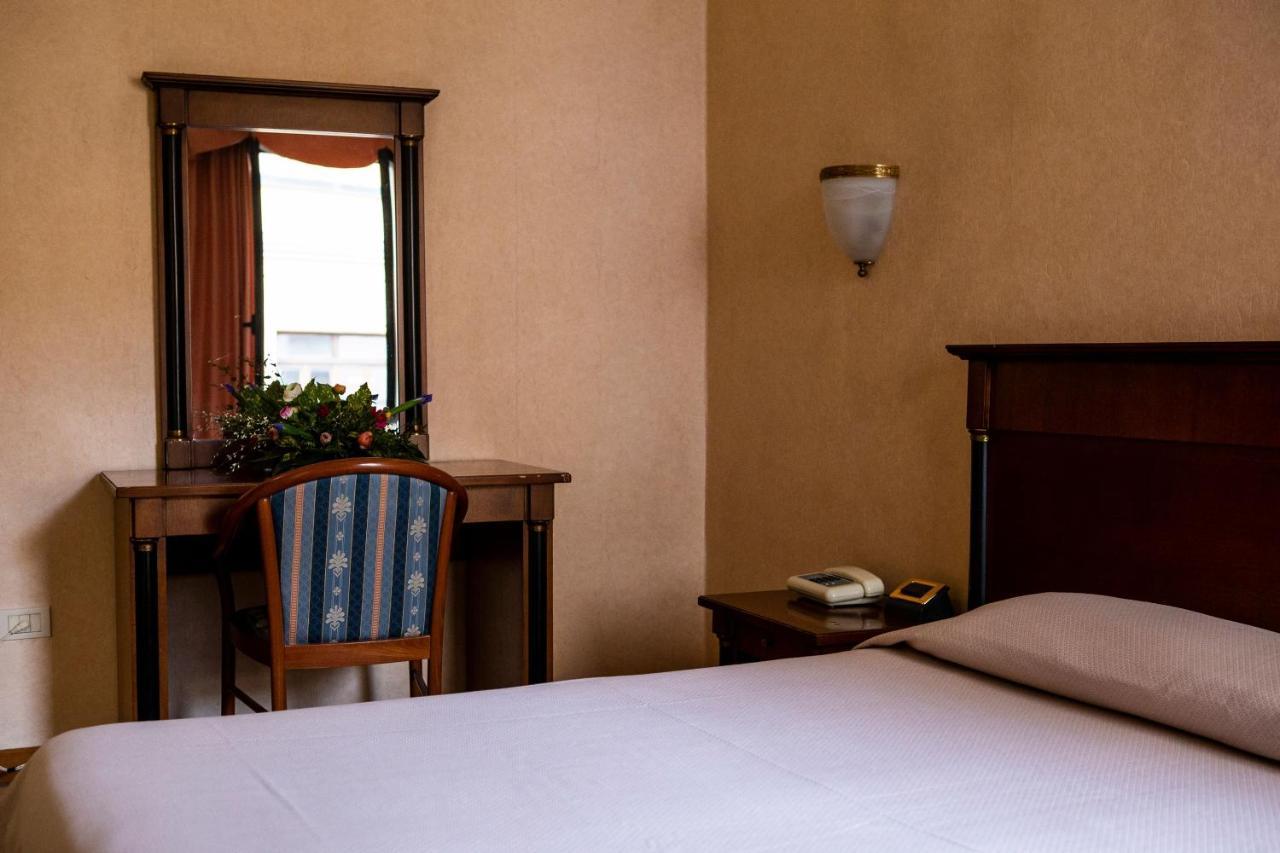 Hotel Astor Piacenza Buitenkant foto