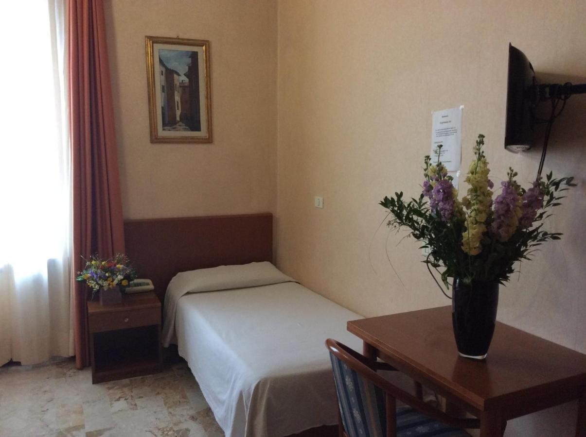Hotel Astor Piacenza Buitenkant foto